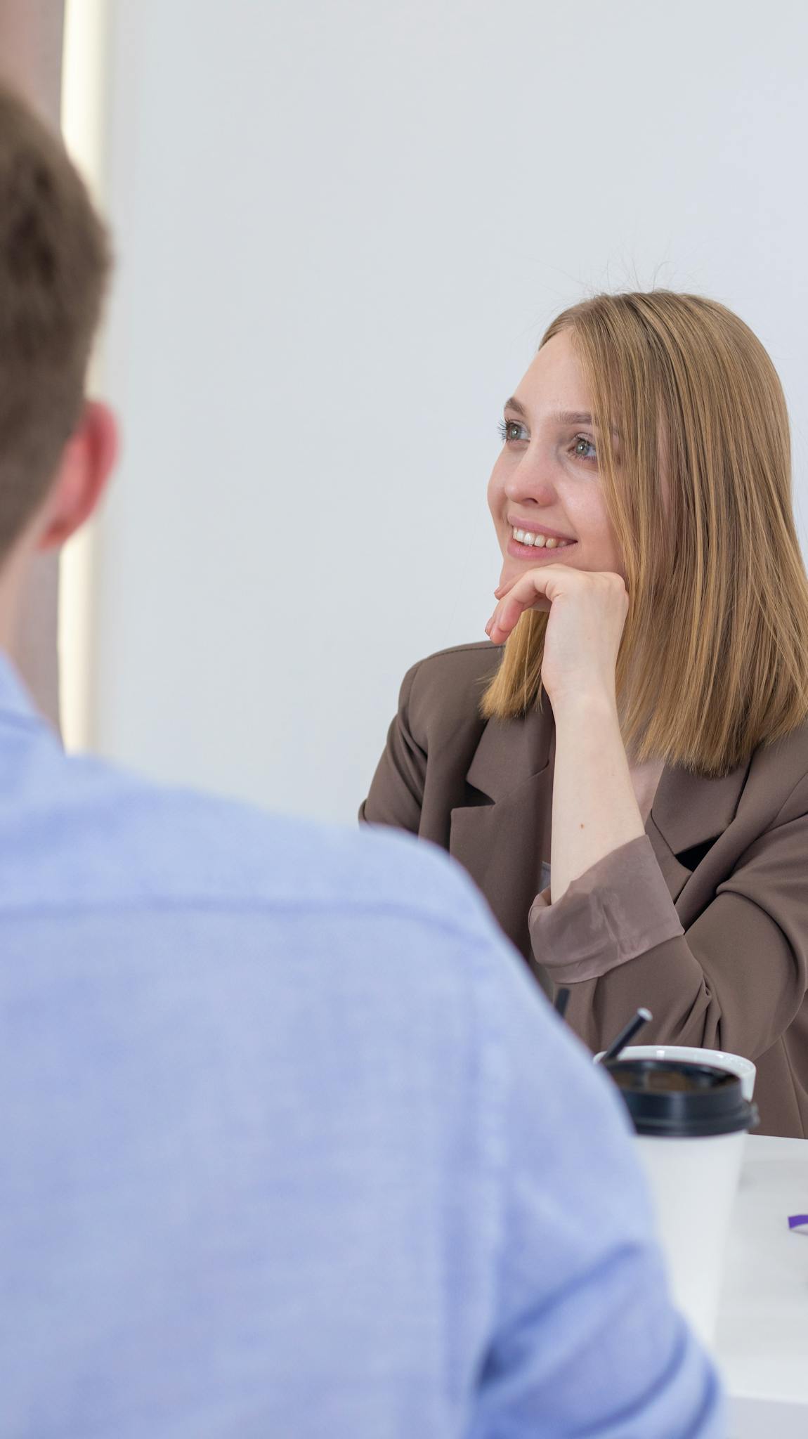 Servizi 2 Smiling businesswoman engaged in a positive meeting with colleague.